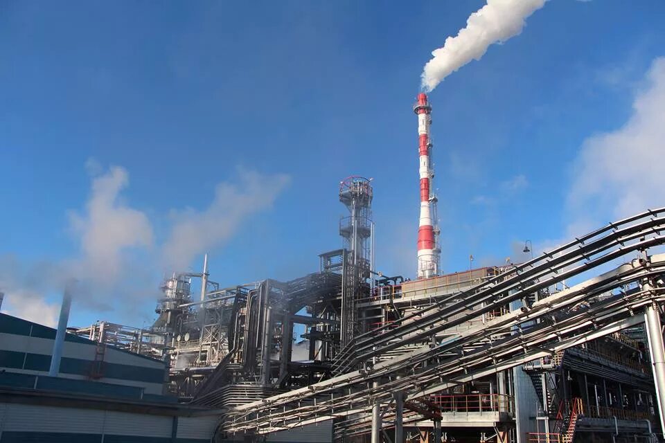 Нефтеперерабатывающий завод ннк. Производство на дальнем востоке. Производство на дальнем востоке. Морской торговый порт находка. Производство на дальнем востоке.