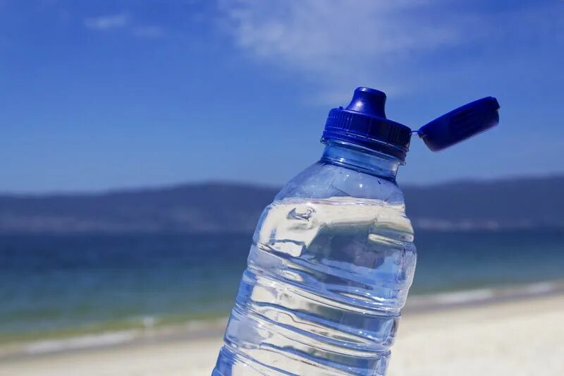 Бутылка для воды. Бутылка воды на пляже. Небольшая бутылка воды. Красивые бутылки для воды. Бутылка воды в руке