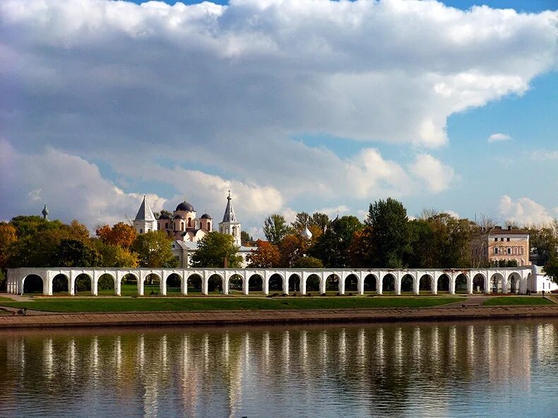 Новгород телефоны. Ярославово дворище великий новгород. новгородский кремль ярославово дворище. ярославово дворище достопримечательности великого новгорода. осень великий новгород ярославово дворище.