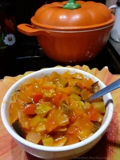 Рагу с кабачками и картошкой в кастрюле