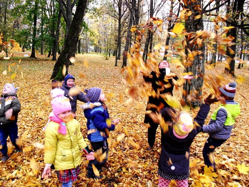 Прогулки детям экскурсии. Экскурсия детей в осенний парк. Прогулка в осеннем парке. Экскурсия детей в парк осенью. Экскурсия в осенний лес.