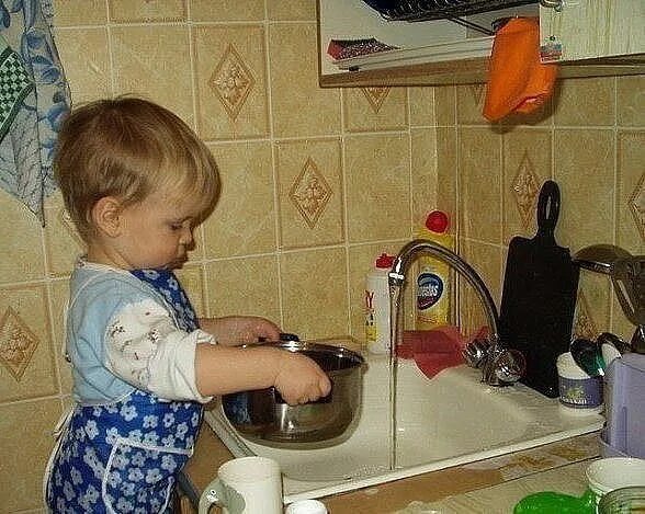 Мальчик моет посуду. Мамины помощники. Маленький помощник. Детская посуда мытье. Ребенок помогает по дому.