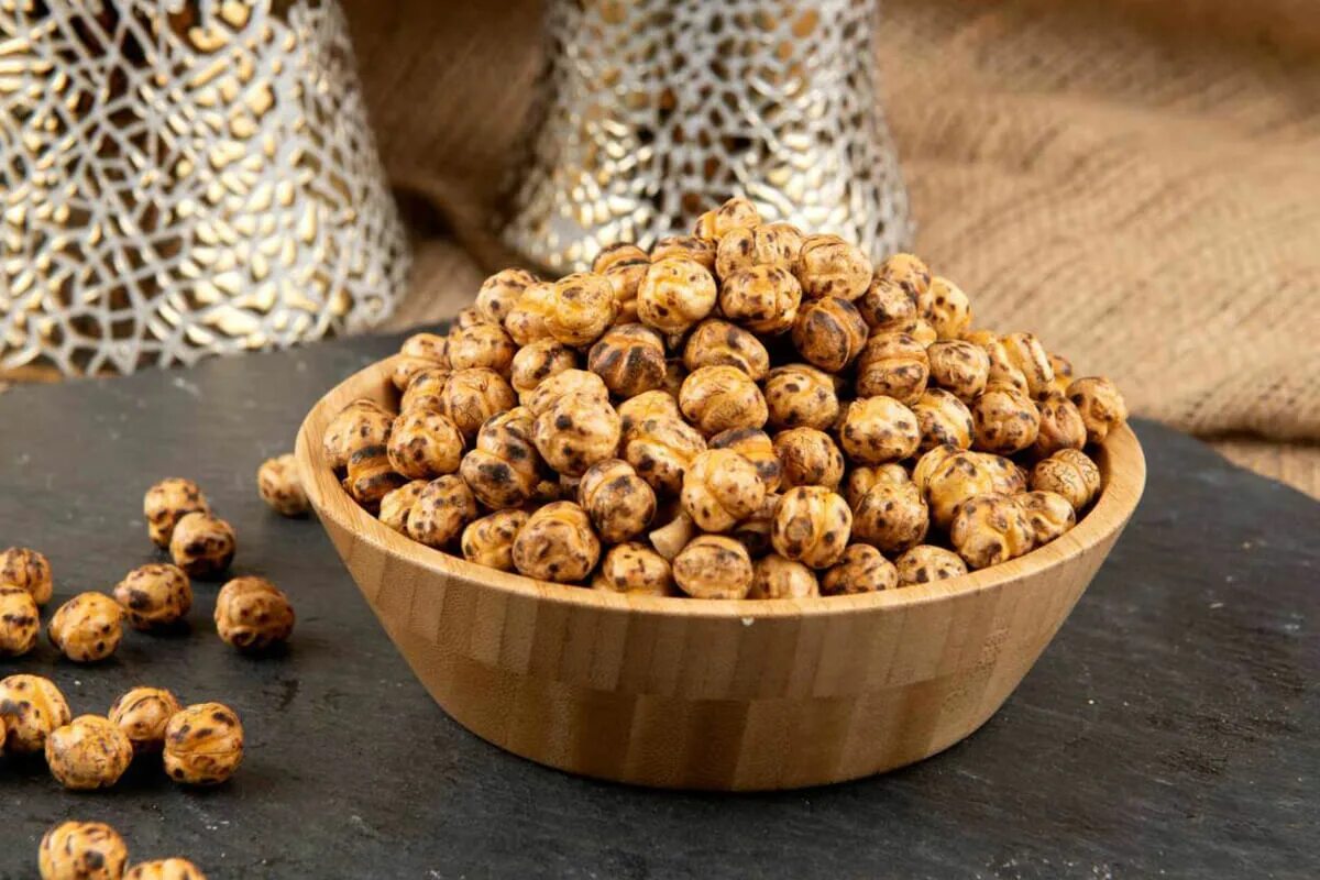 Leblebi. Гвоздика нут и фисташки сладость. Турецкие орешки sari leblebi. Леблеби что это фото. Леблеби лакомство.