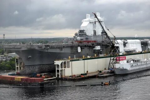 Foto foto USS Wasp (LHD-1) yang berada di floating dock TITAN milik BAe Sys...