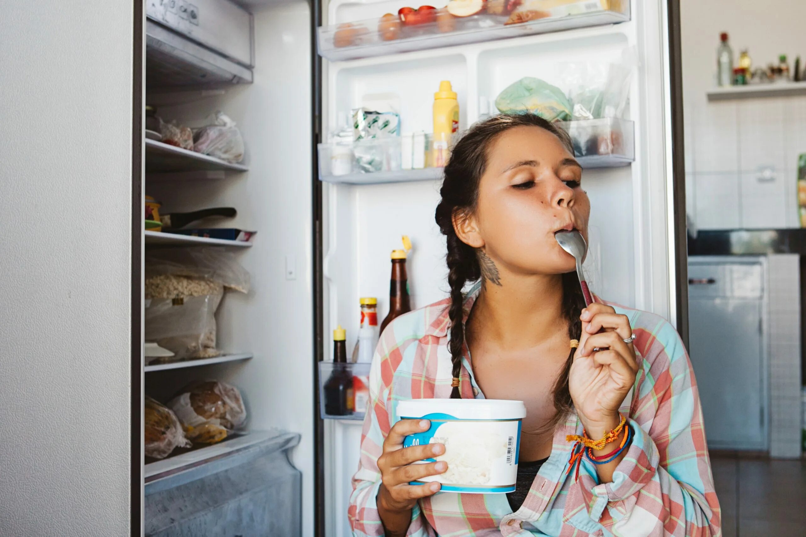Име ем. Девушка с йогуртом. Девушка ест йогурт. Человек йогурт. Девушка кушает.