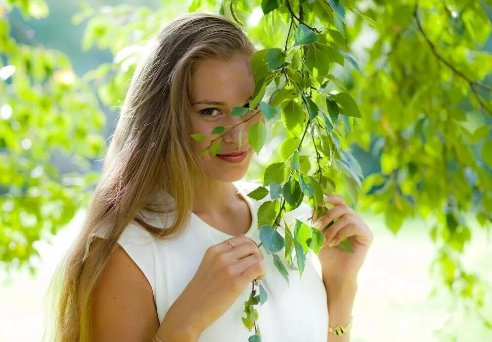 Березкой снова стать мечтает. Девушка у березы. Фотосессия в березах. Девушка Березка. Красивые девушки у березы.