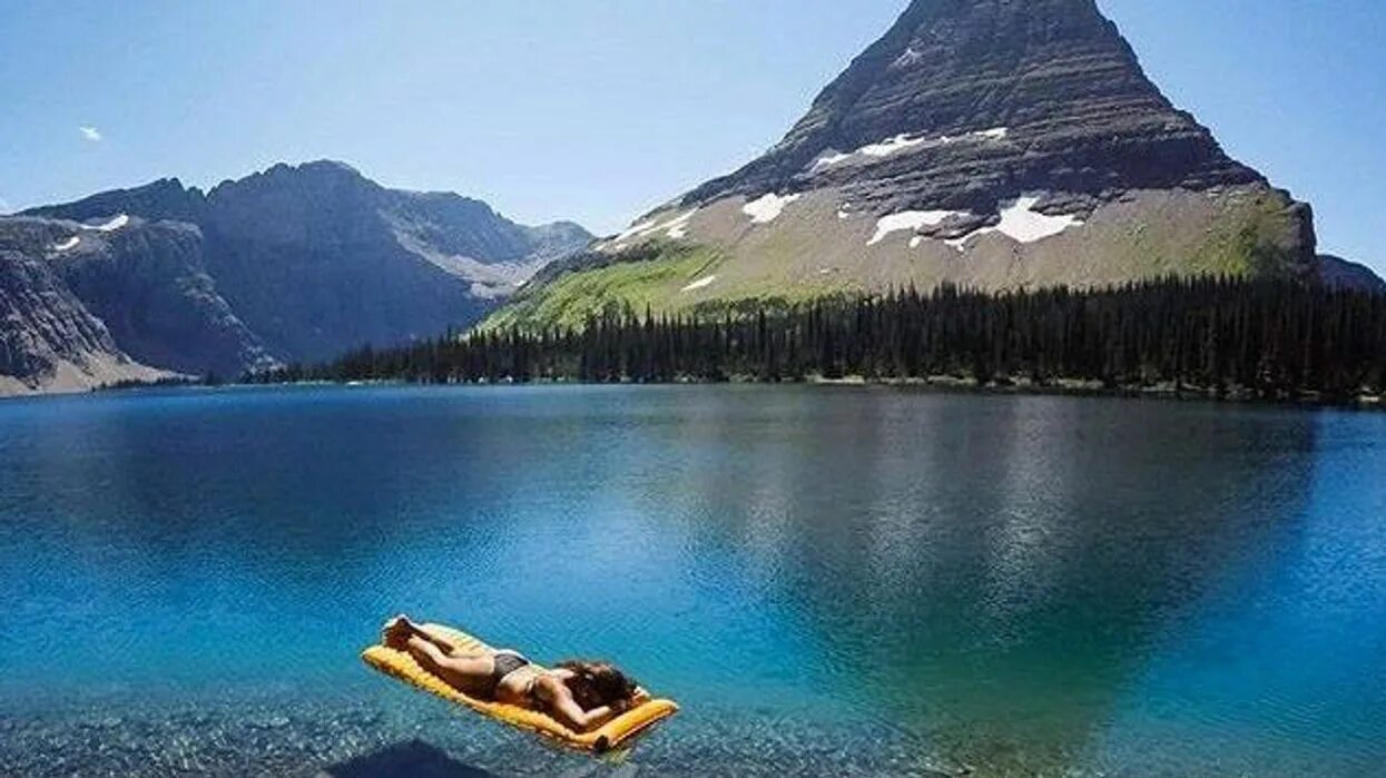 Кристально чистое озеро. Озеро Флатхед в штате Монтана США. Озеро Флатхед. Озеро Монтана отель. Прозрачное озеро.