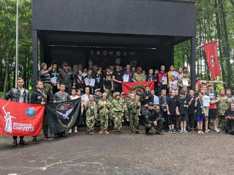 военный клуб. что такое военно патриотическое молодежное объединение. подростки патриоты. патриотическое объединение молодежи. военно-патриотическое объединение с их флагом.