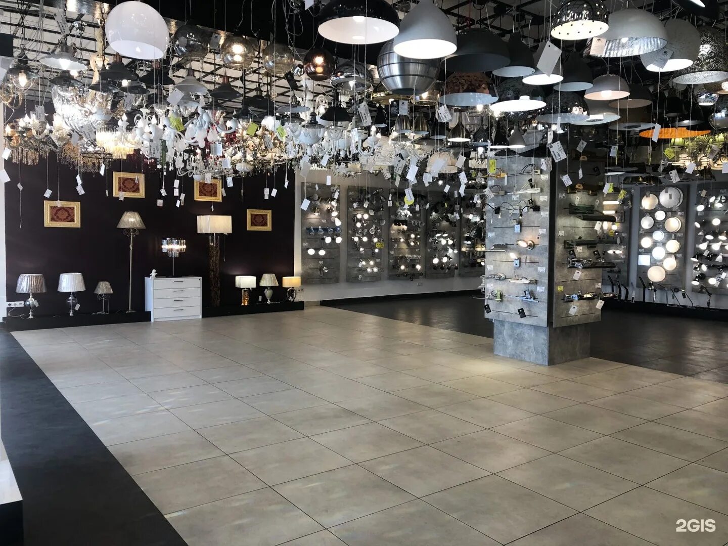 Люстры в экспоцентре на нахимовском. Fandeco светильники. Fandeco светильники. Магазин fandeko хабаровск. Фандеко нижний новгород.