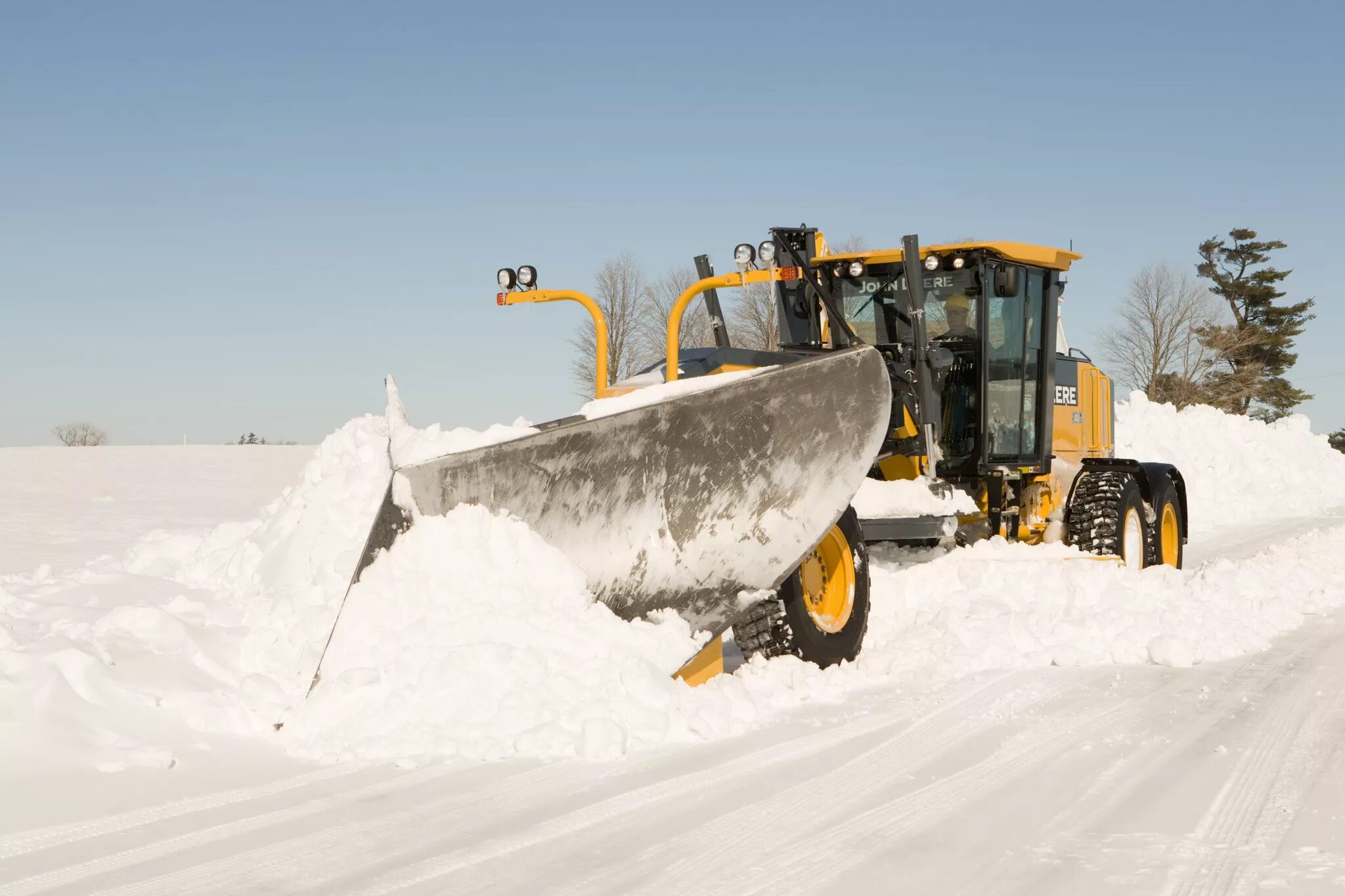 Дорога очищена от снега. Снежный отвал для грейдера John Deere. Грейдер Джон Дир уборка снега. Снегоуборочная машина грейдер. Чистка снегагреидером.