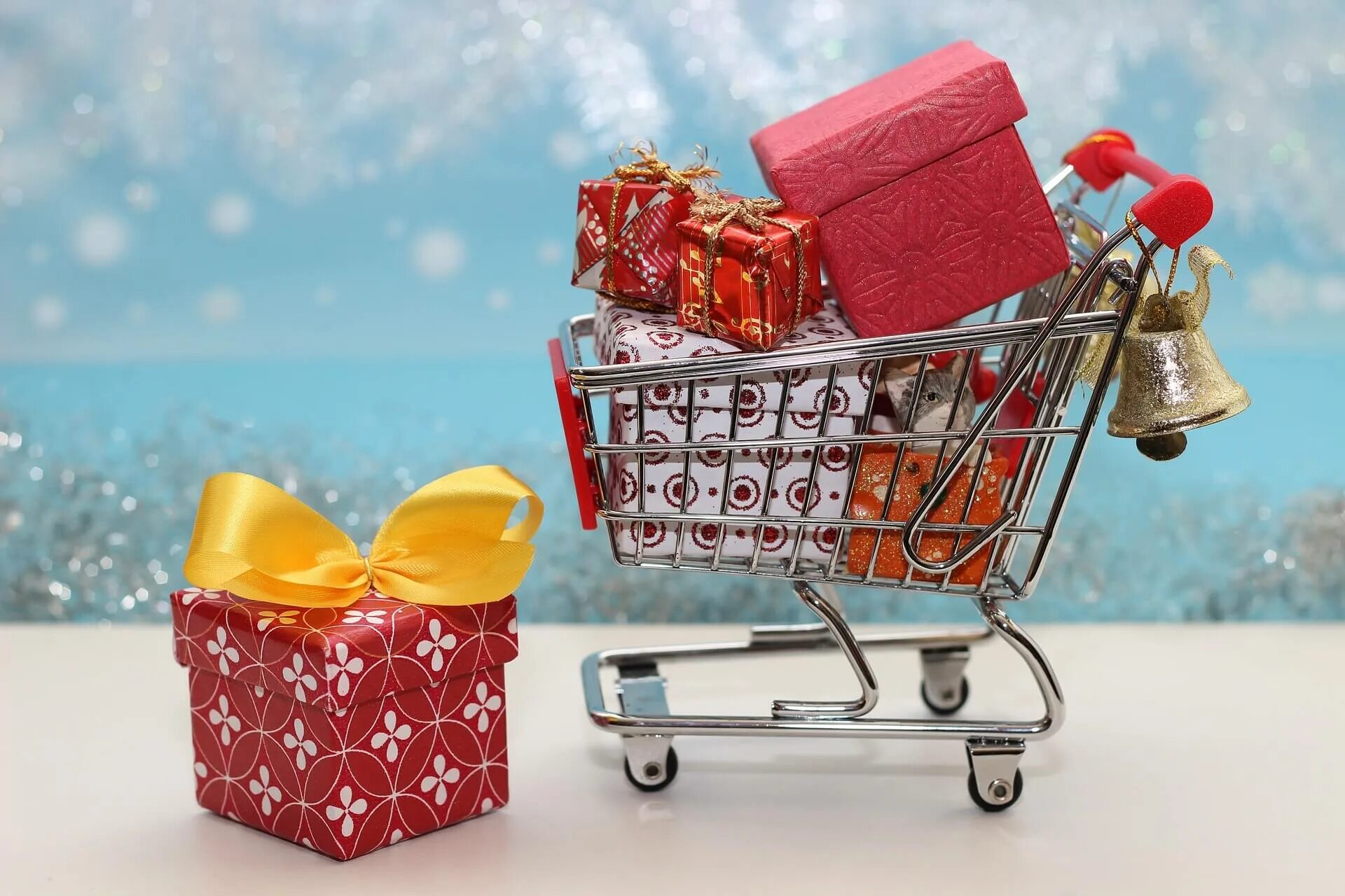 Go shopping presents you. Подарки. Подарок к покупке. Подарок за покупку. Тележка с подарками.