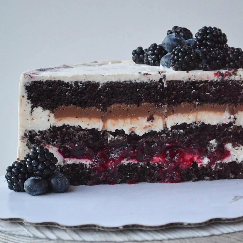 Торт с вишней и кремом чиз. Торт шоколадный с вишней и кремом чиз. Торт шоколадный с вишней и кремом чиз. Торт чёрный лес с кремом чиз. Торт крем чиз с шоколадом.