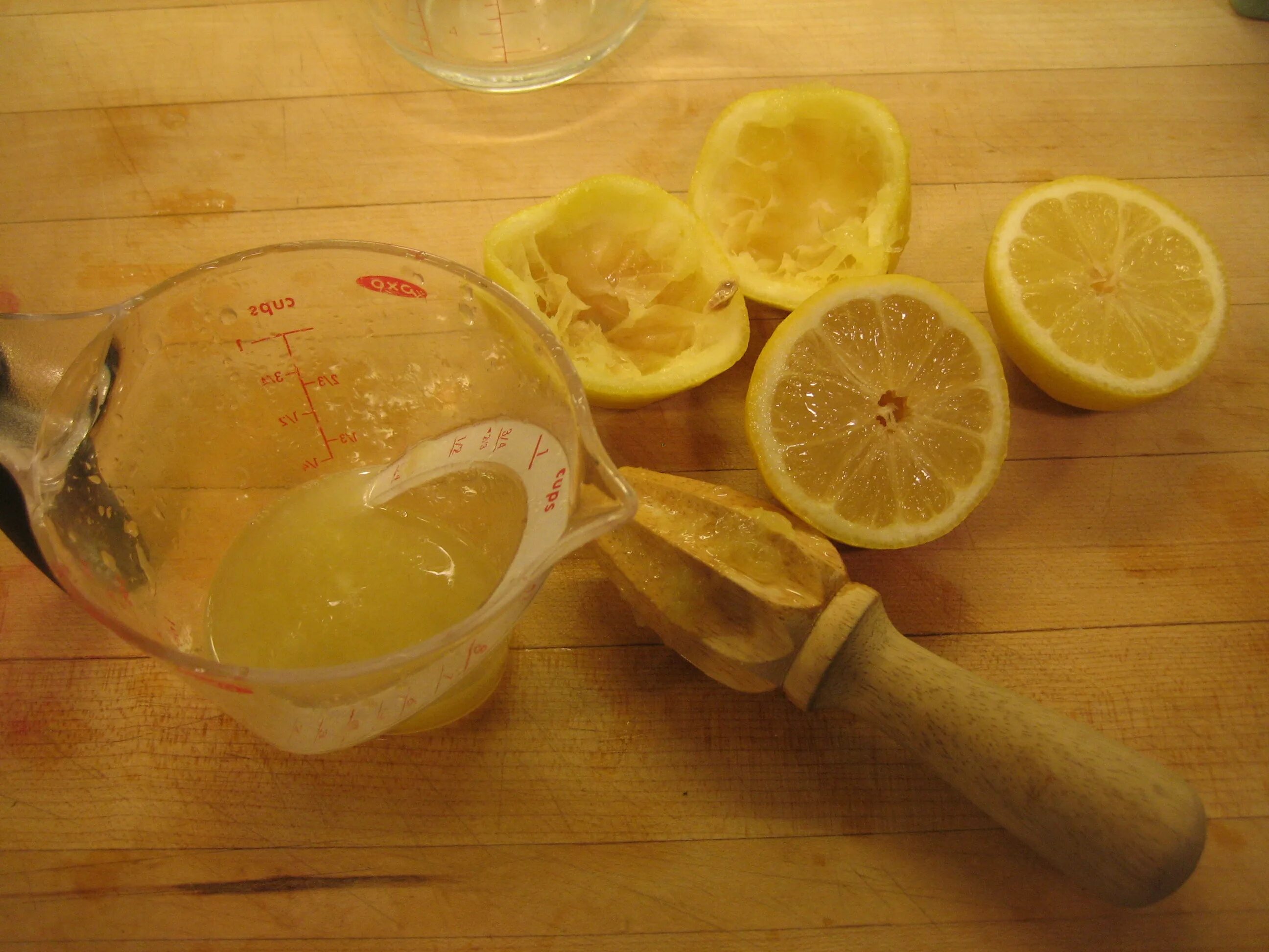 И немного сока лимона. Лимонный сок. Выжатый лимонный сок. Выжать сок лимона. Сок лимона в баночке.
