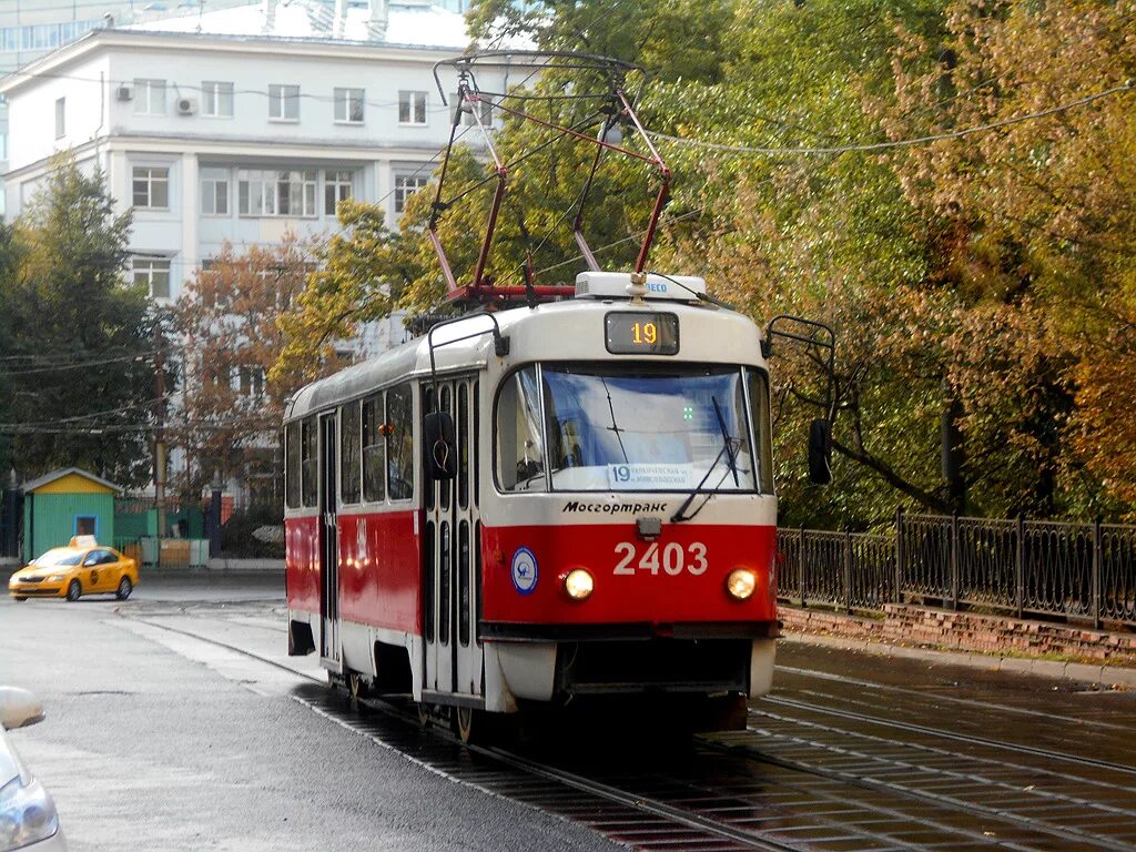 Движение трамваев в москве. Трамвай Tatra t3. Московский трамвай 2015. Трамвай Московский красный 2403. Трамвай 5 Москва.