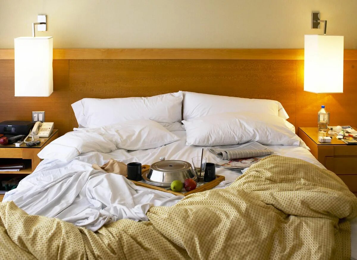 Кровать в отеле. Кровати для гостиниц. Грязная кровать в отеле. Кровать в гостиничном номере.