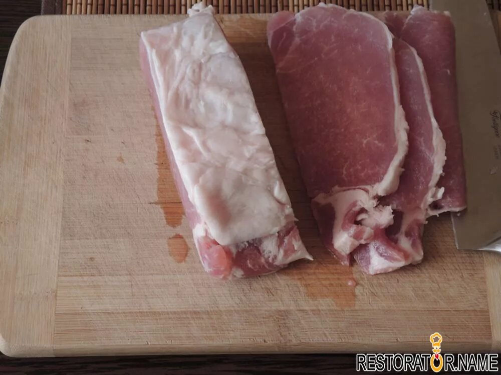 Отбивные из карбоната свинины. Мясо на отбивные. Отбивная из свинины. Корейка отбивная. Свиная корейка отбивная.