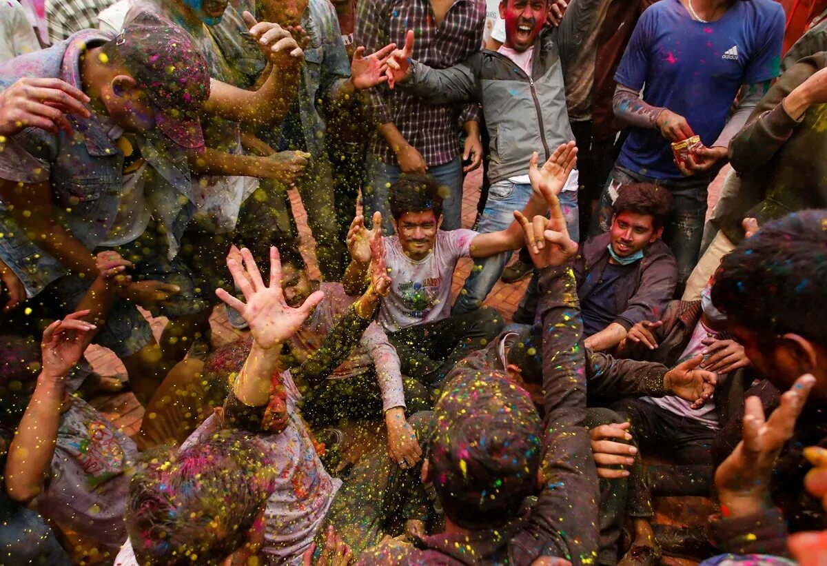 Фестиваль красок Холи в Индии. Праздник красок Холи в Индии. Фестиваль цвета Индия Холи. Фестиваль холе
