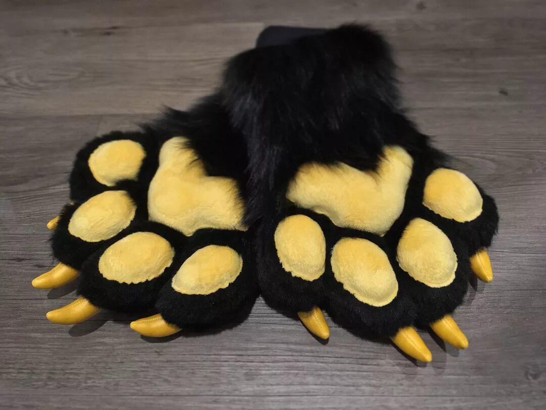 Как делать лапки. Фурсьют фурчатки. Fursuit Paws перчатки. Fursuit Paws лапки. Фурсьют лапки фурчатки.