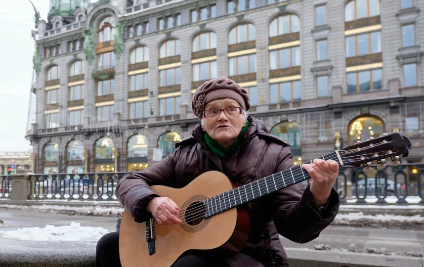 Пенсионеры Петербурга. Пенсионер с гитарой. Пенсионер играет на гитаре. Фото типичной питерской пенсионерки.