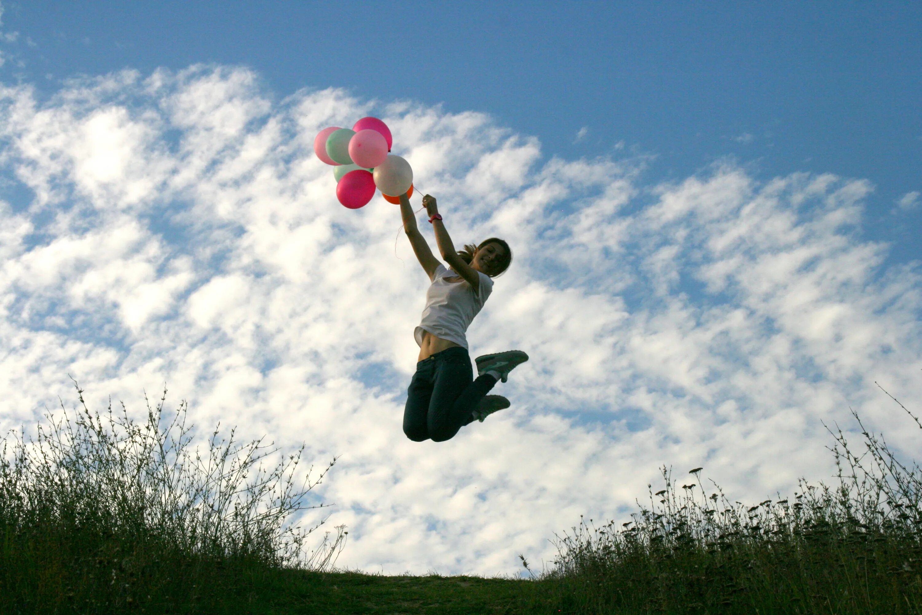 Человек на воздушных шарах. Человек с воздушным шариком. Вприпрыжку с воздушными шарами. Улетающий воздушный шар. Красиво прыгает сверху