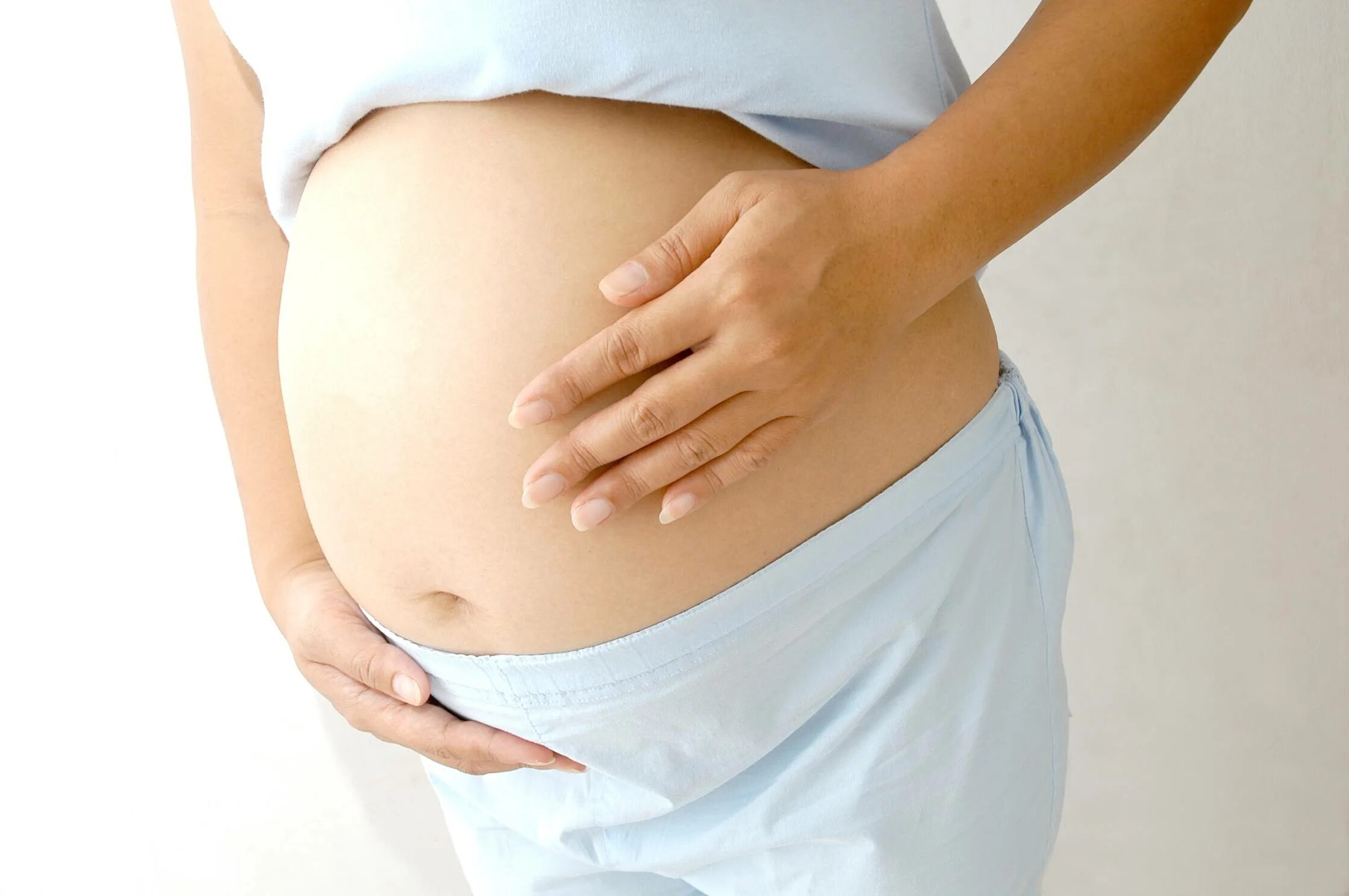 Вздутие при беременности на ранних сроках. Низ живота у беременной. Беременная вздутие живота. Вздутие живота у беременных.