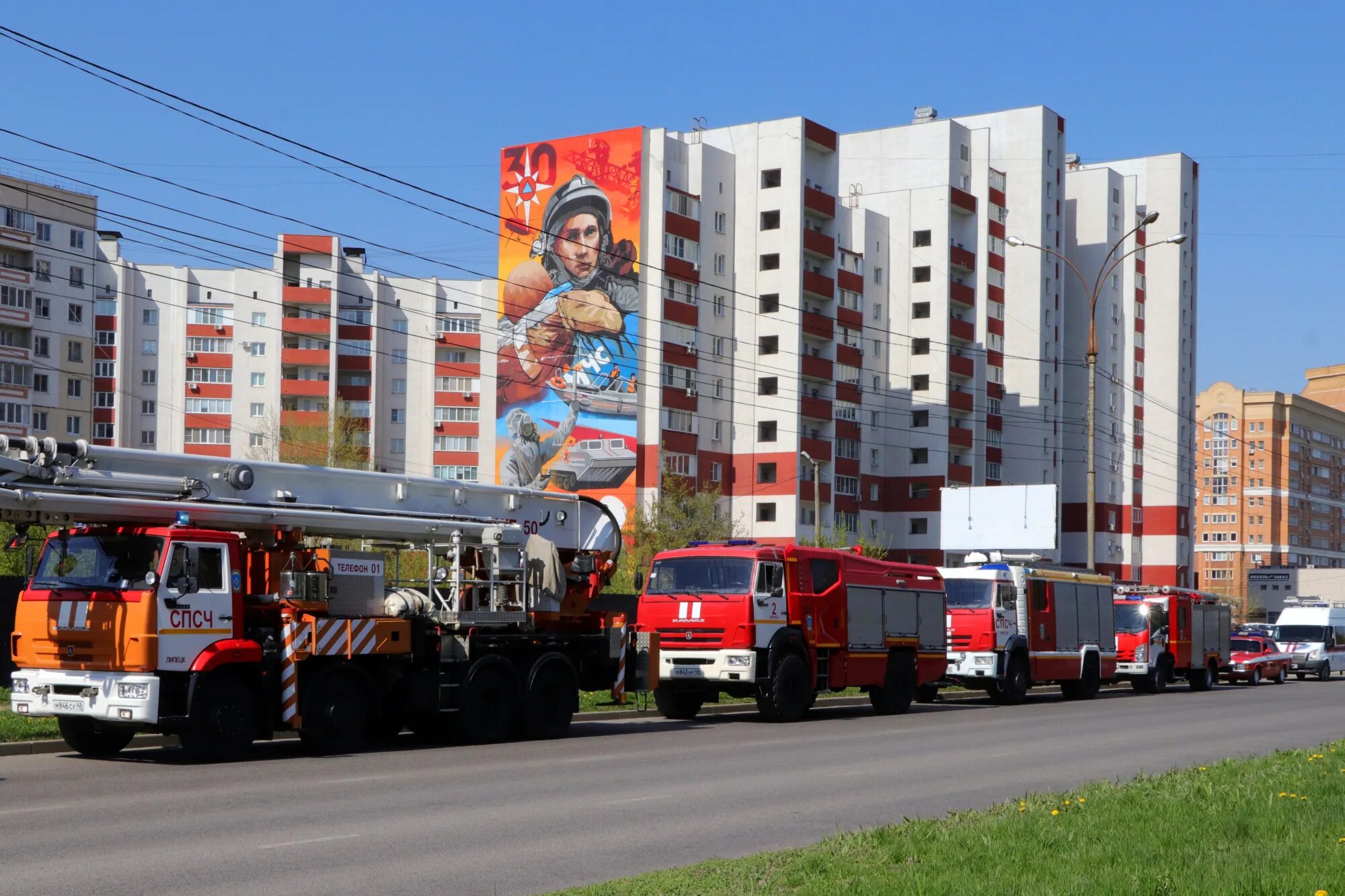 Пожарный на фоне огня. Открытка пожарному. С днем пожарной охраны. День пожарной охраны липецк. День пожарной охраны липецк.