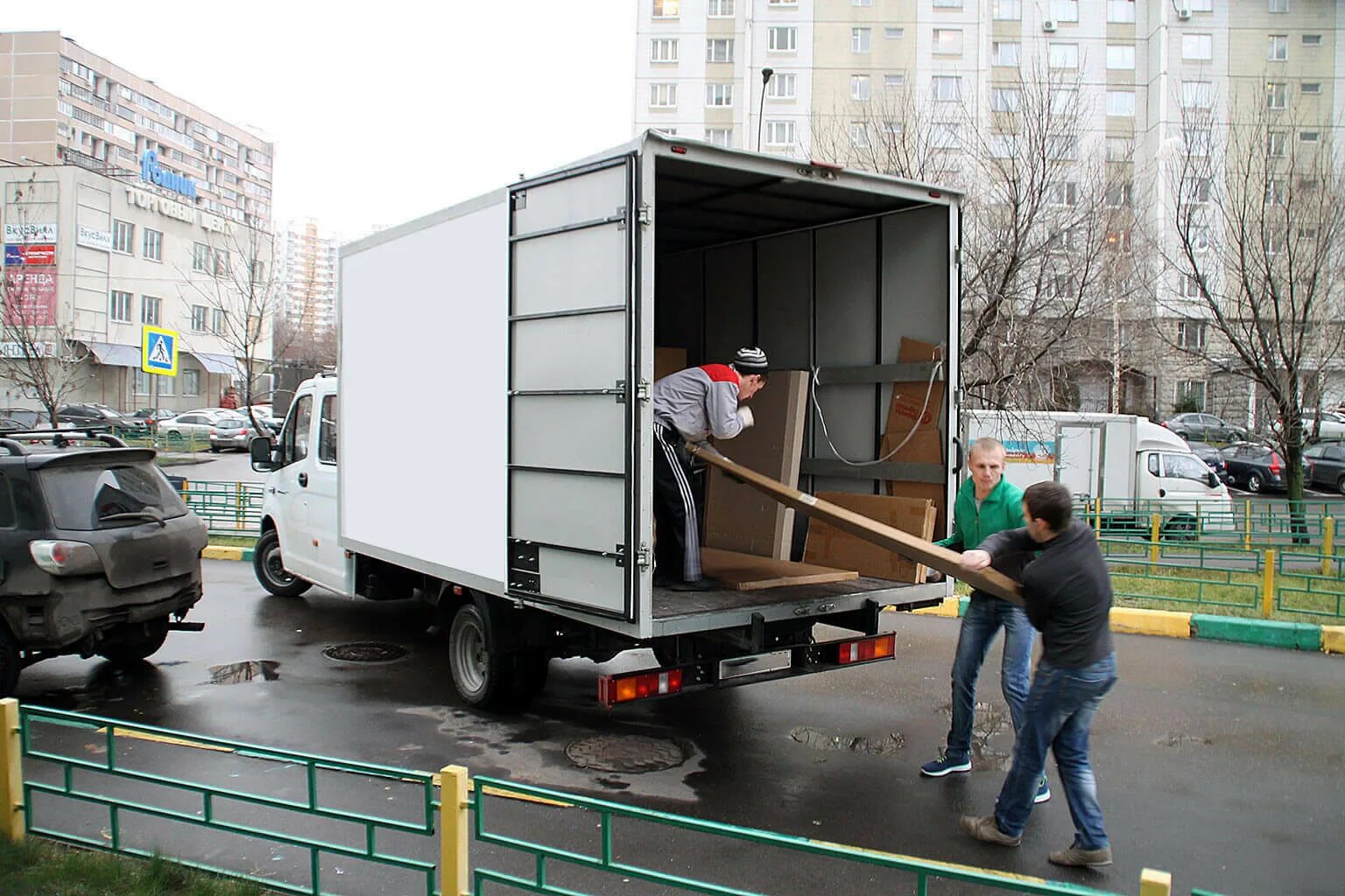 Машина для перевозки мебели. Газель с грузчиками. Погрузка грузчики в Газель. Грузовая машина для перевозки мебели.