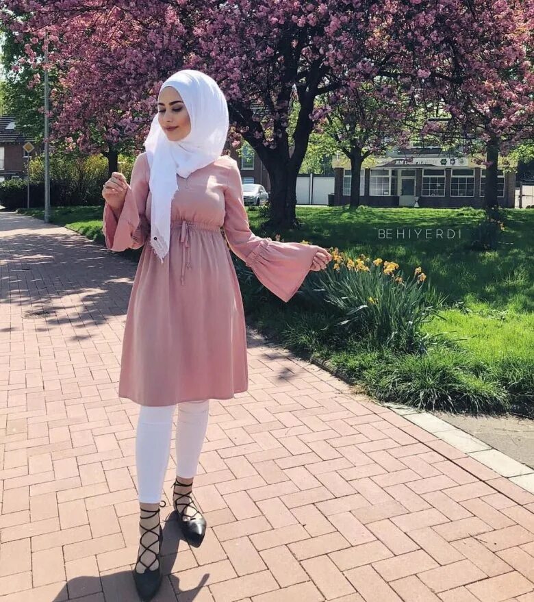 Hijab Style 2022 платья повседневные. Musulmanka xidjab мода стиль Pink 2022. Красивые платья для мусульманок. Красивые платья для девушек в хиджабе.