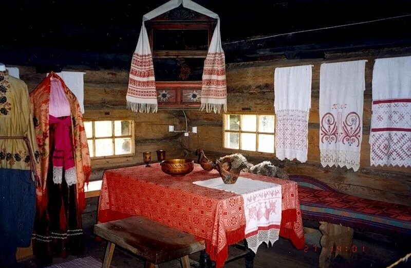 Угол особенно в избе под образами. Красный угол в крестьянской избе. красный угол в избе в древней руси. стол в избе. древнерусская изба.