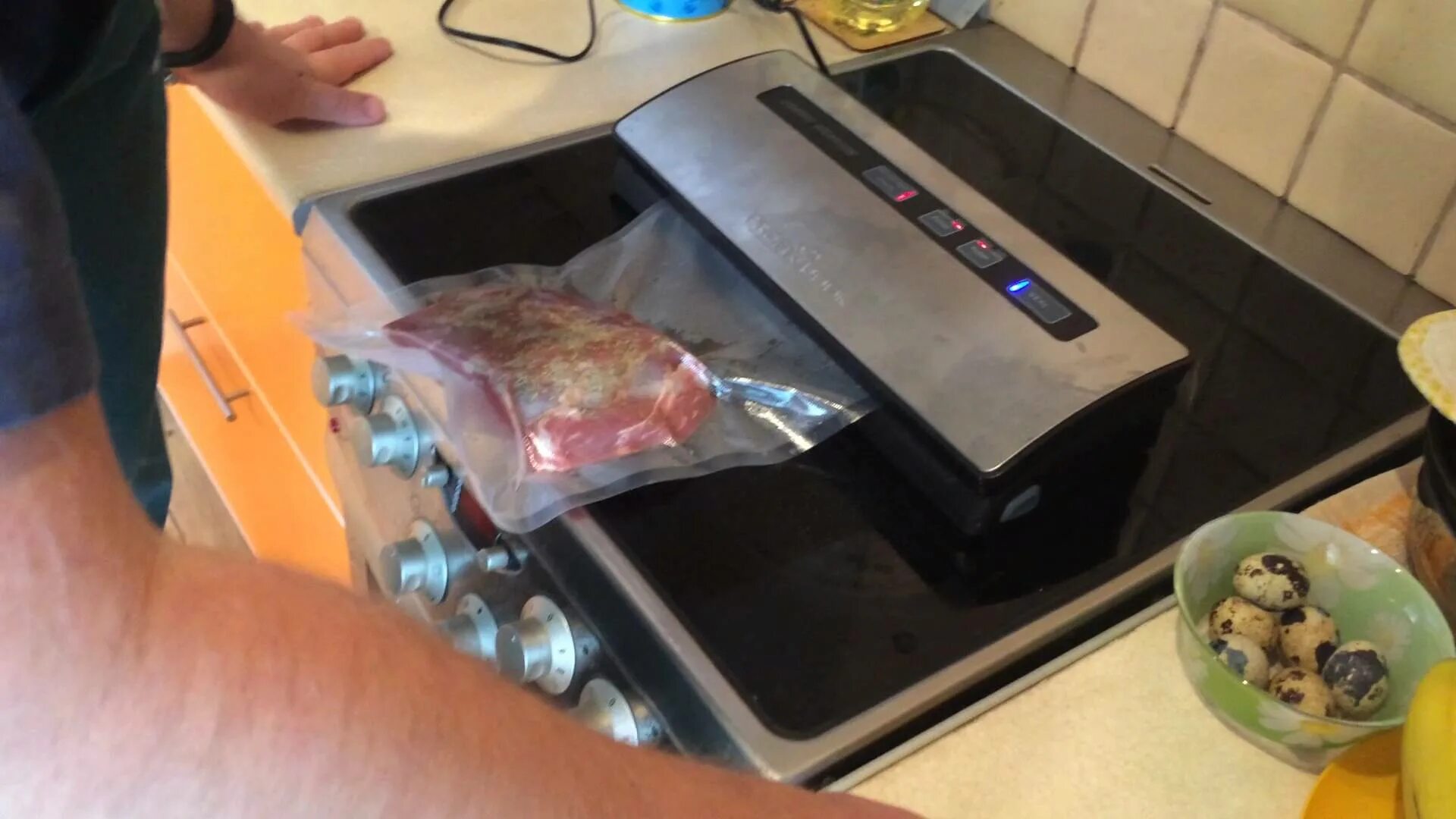 Как работает вакууматор для продуктов видео домашний. Вакууматор горение. самодельный вакуумный упаковщик для дома. вертикальный вакууматор. зачем нужен вакууматор для продуктов.