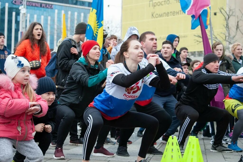 Весною молодежь принявшая программу движения. Спортивное мероприятие для молодежи. общегородская зарядка. общегородские мероприятия. молодежь краснодара.