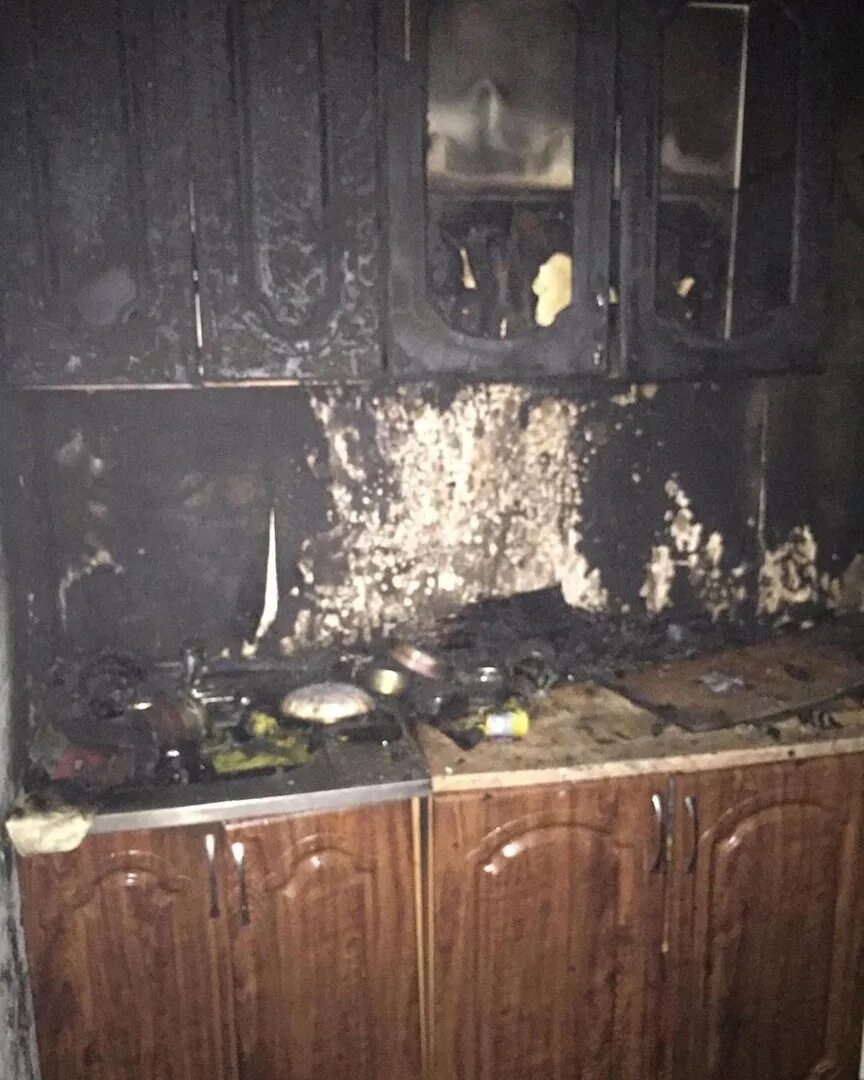 Почему горят квартиры. Сгорела кухня в квартире. Сгоревшая кухня. Сгоревшая квартира изнутри.