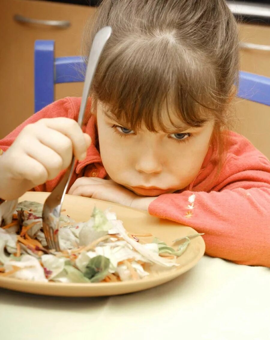 Еда для детей. Дети за столом. Ребенок завтракает. Невкусная еда в садике.