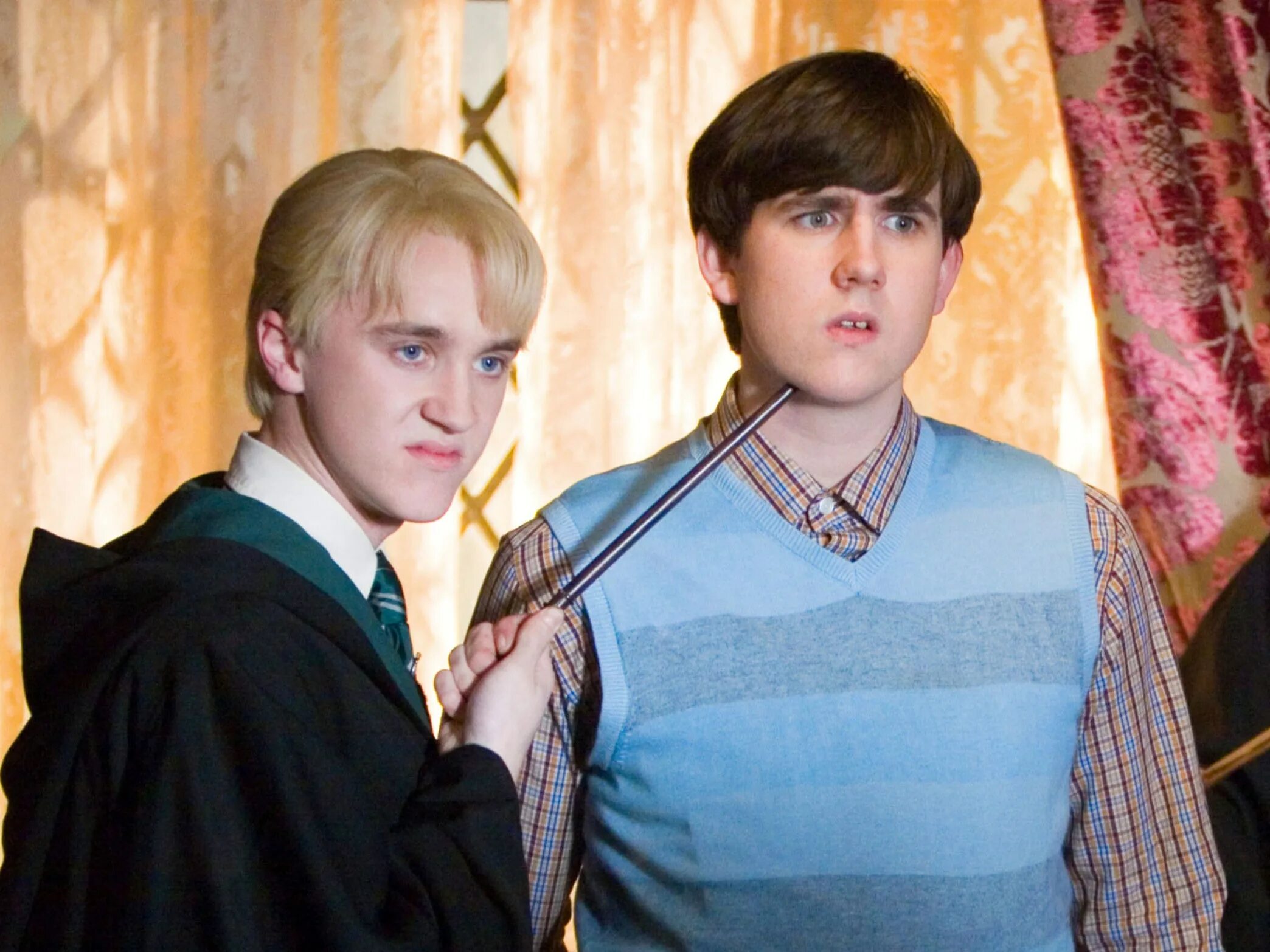Гарри поттер дамблдор и хагрид. Драко малфой и невилл долгопупс. Драко малфой и невилл долгопупс. Little harry. Little harry.