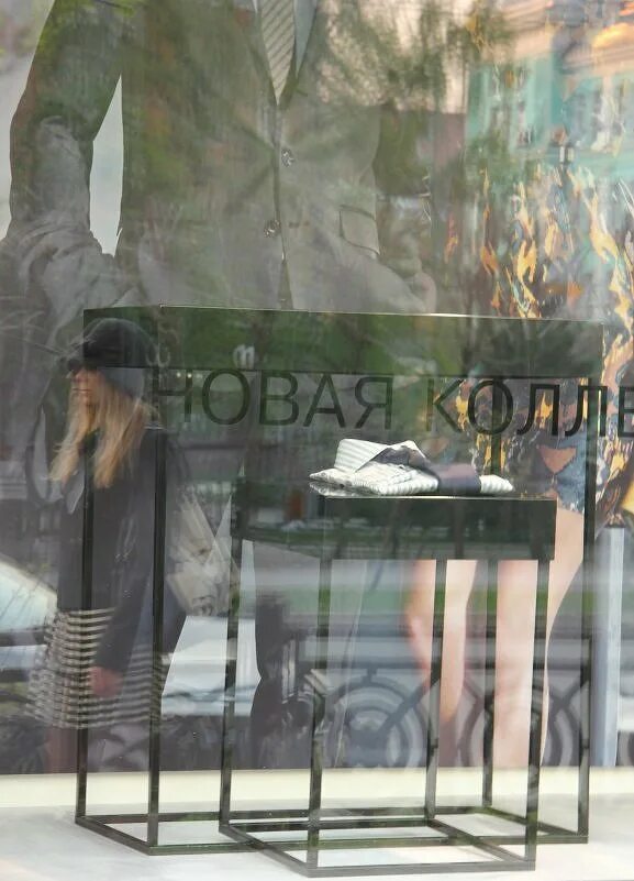 Рассматривает витрину. Люди идут мимо витрин. Мимо витрин. Человек мимо витрины. Профессия оформитель витрин.