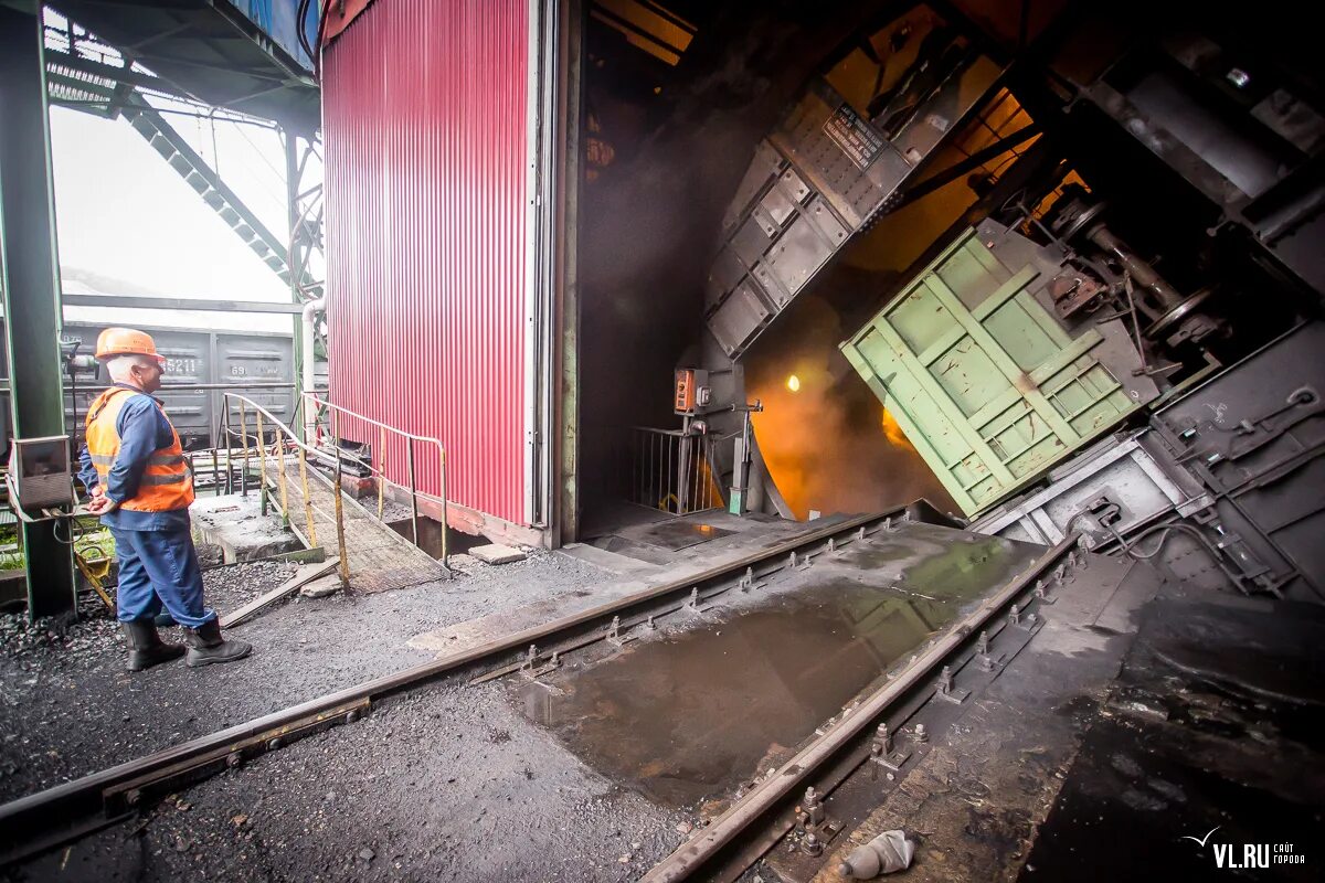 Дальтрансуголь вагоноопрокидыватель. Зачистка полувагонов. Зачистка вагонов архангельск. Зачистка вагонов. Рагргрузка вагонов угля.