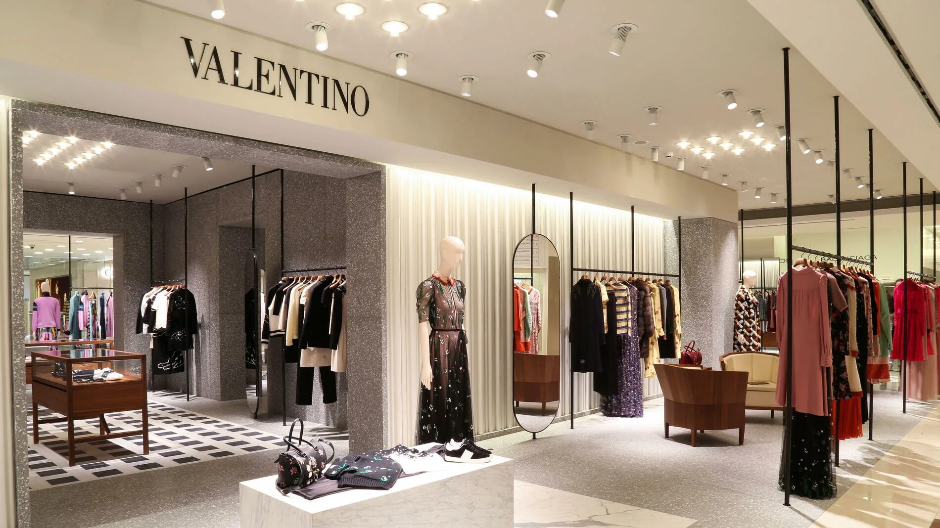 Цум бренды. Магазины валентино москва цум. цум valentino. бутик валентино в цуме. цум архангельское аутлет.