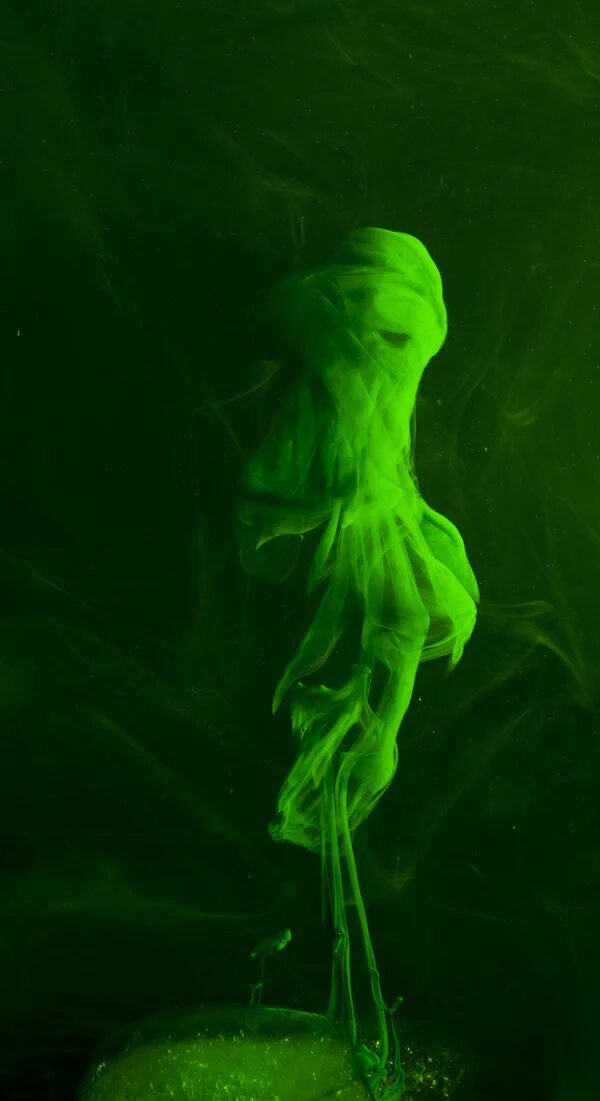 Под зеленым светом 25. Под зелёным светом. Краска в воде. Под водой с зеленым оттенком.