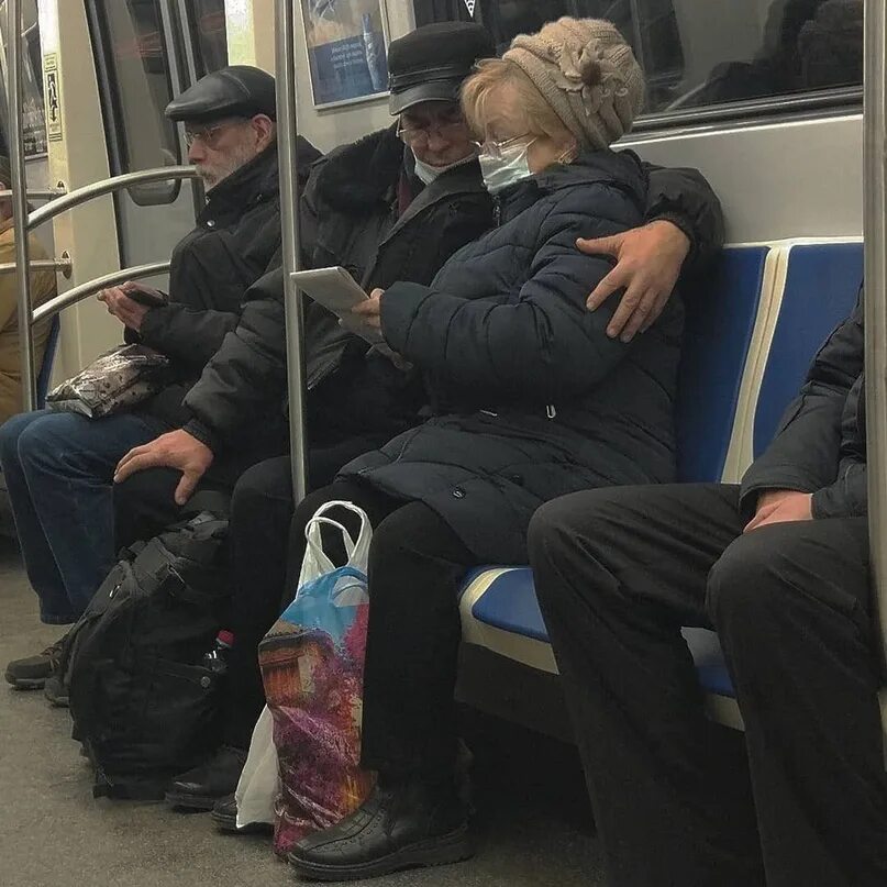 Они стоят с букетами в метро. Парень и девушка в метро. Парень с букетом в метро. Мужик с цветами в метро. Они стоят с букетами в метро.