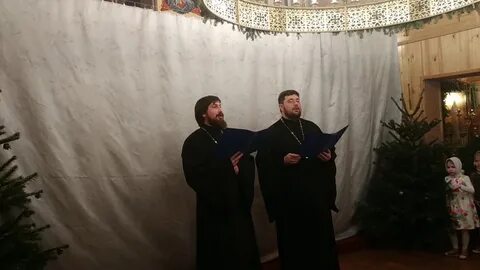 Священник поет
