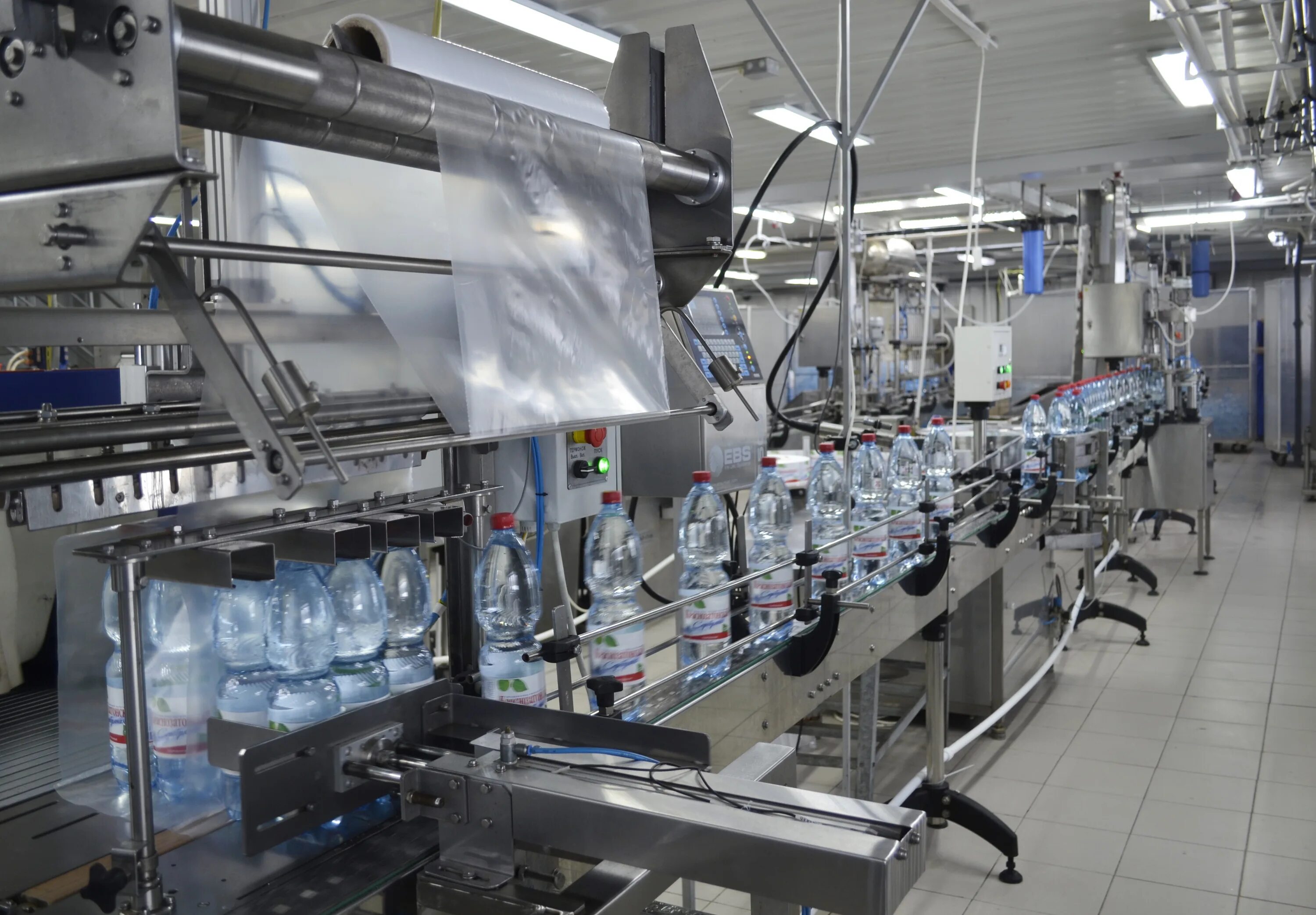 производство питьевой. линия розлива бутилированной воды. линия розлива бутилированной воды. цех розлива питьевой воды. оборудование для розлива минеральной воды.