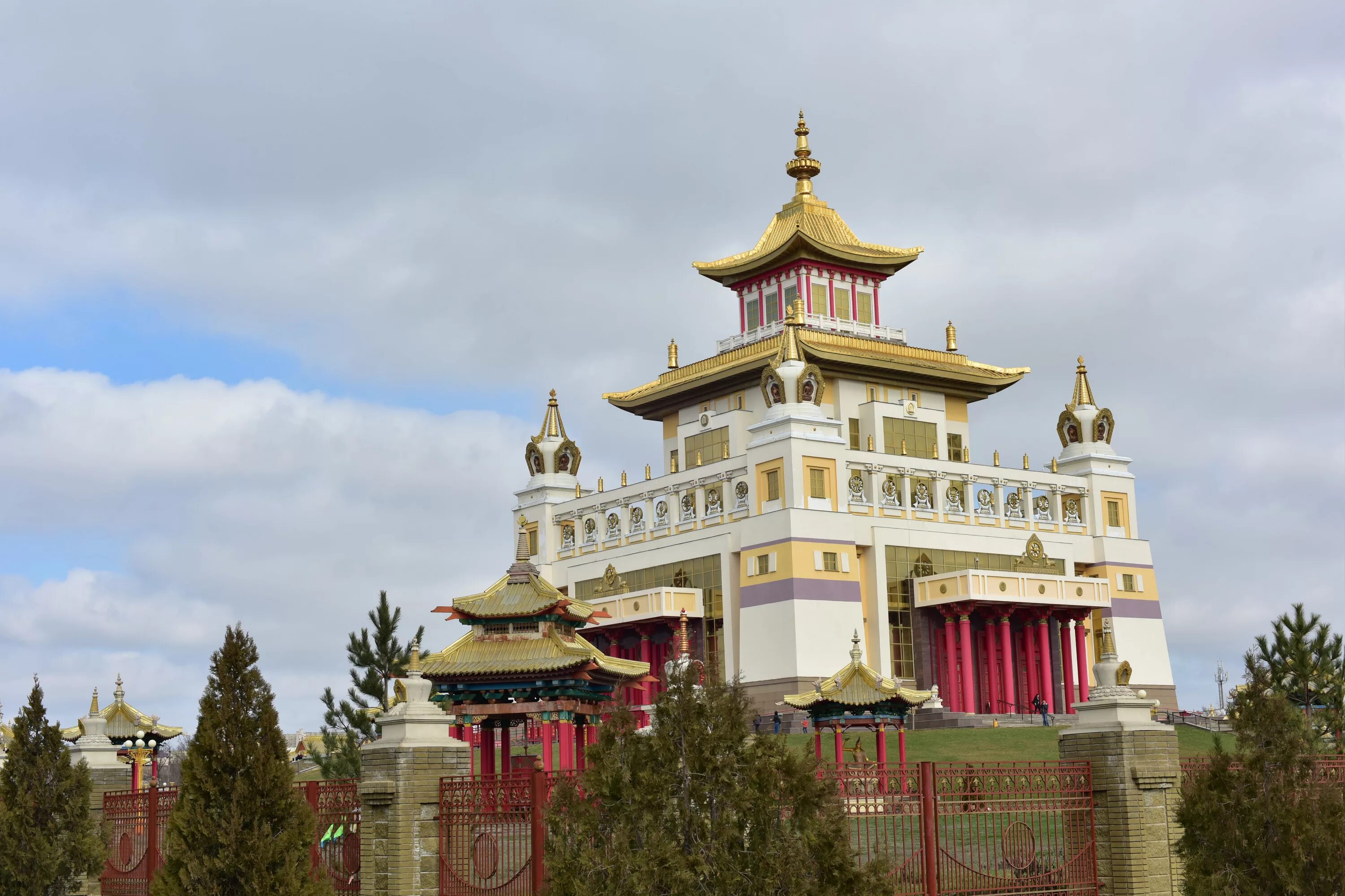 Хурул сякюсн-сюме элиста. Монастырь хорюдзи в японии. Золотая обитель будды шакьямуни в калмыкии. 1 буддийский храм. Лумбини непал место рождения будды.