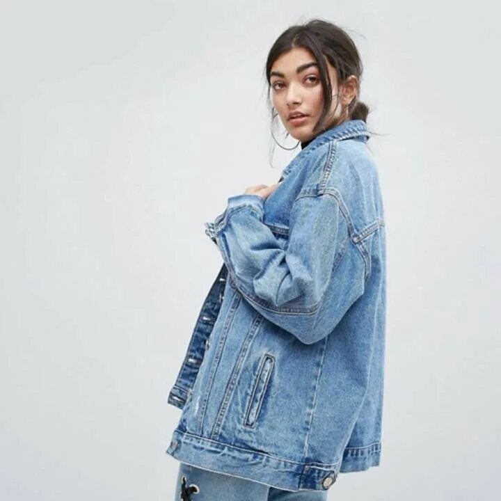 Oversized blue denim jacket. Женская джинсовка оверсайз. Женская джинсовка оверсайз. Женская джинсовка оверсайз. Джинсовая куртка оверсайз женская 2023.