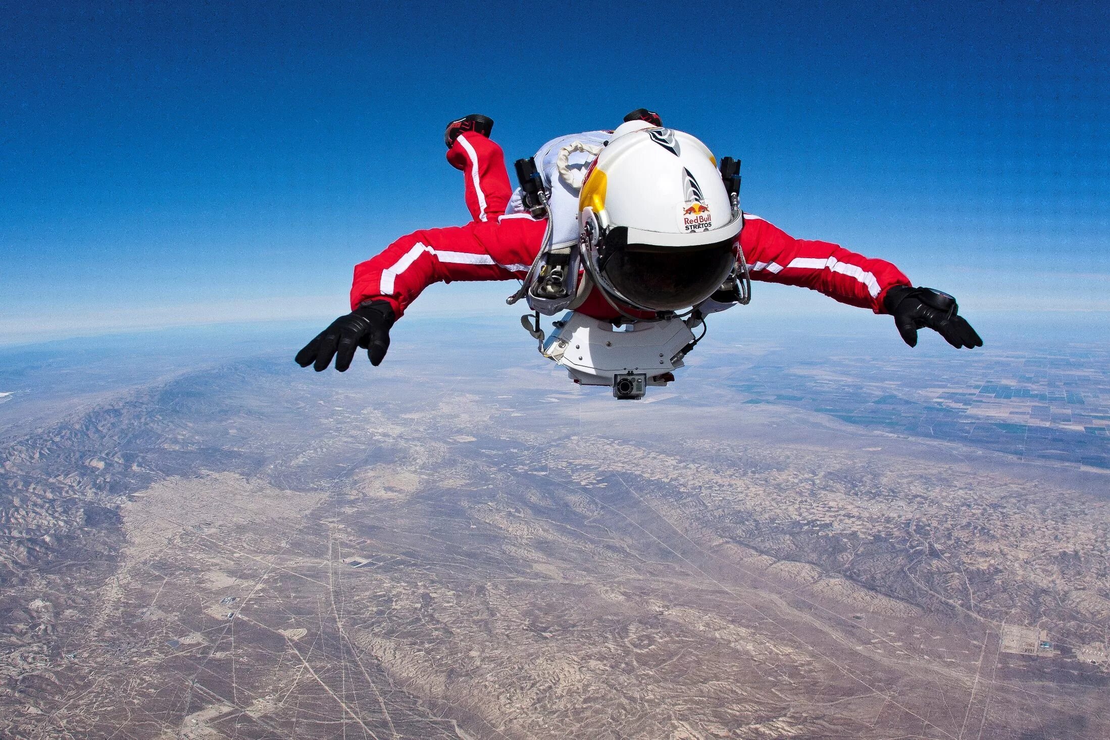 Самое быстрое свободное падение. Red bull Stratos прыжок. Red bull Baumgartner.