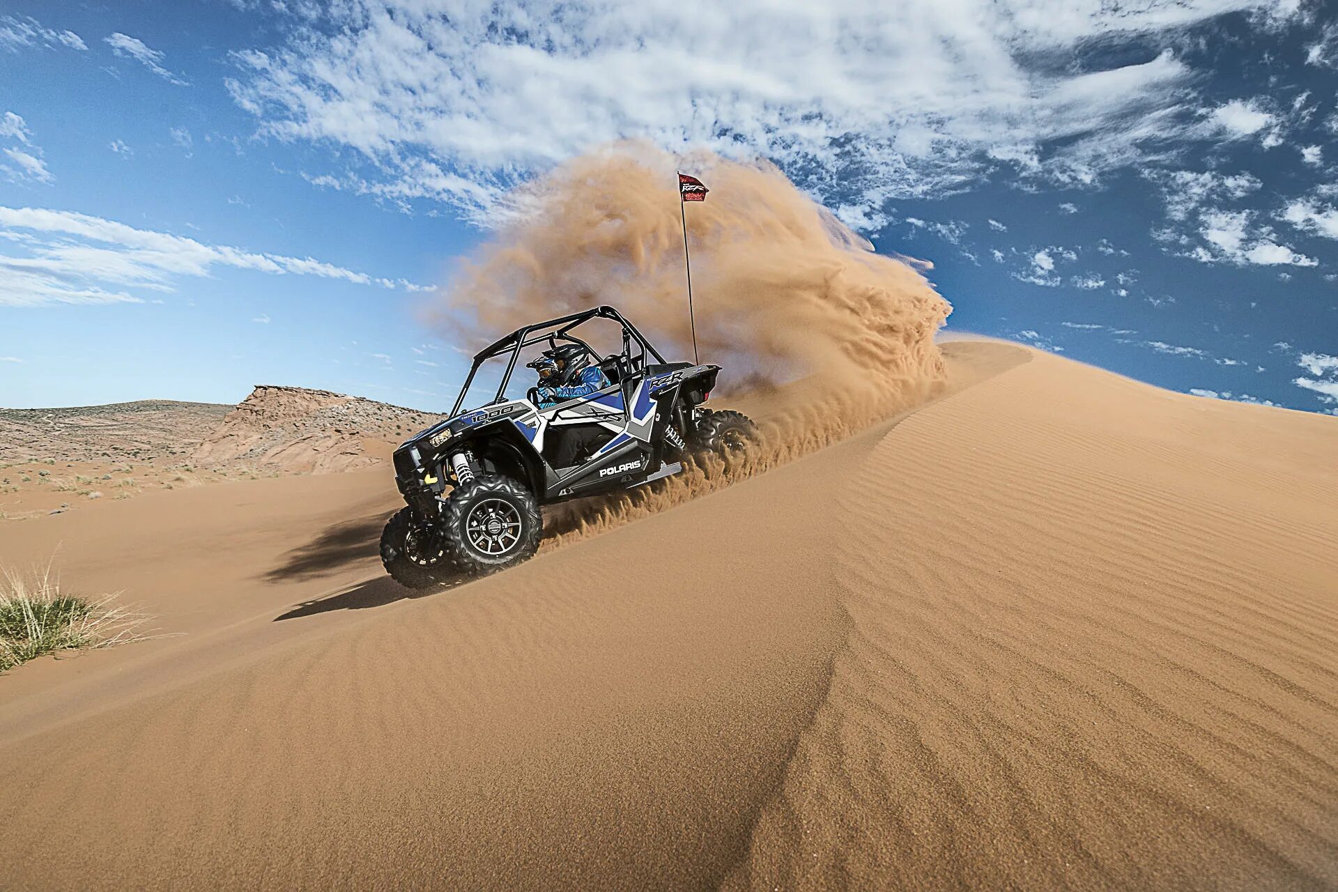 Спаслись на багги от дрона. Багги polaris rzr 1000 off road. багги 1000cc polaris. polaris buggy safari. багги desert cross 1000-3.