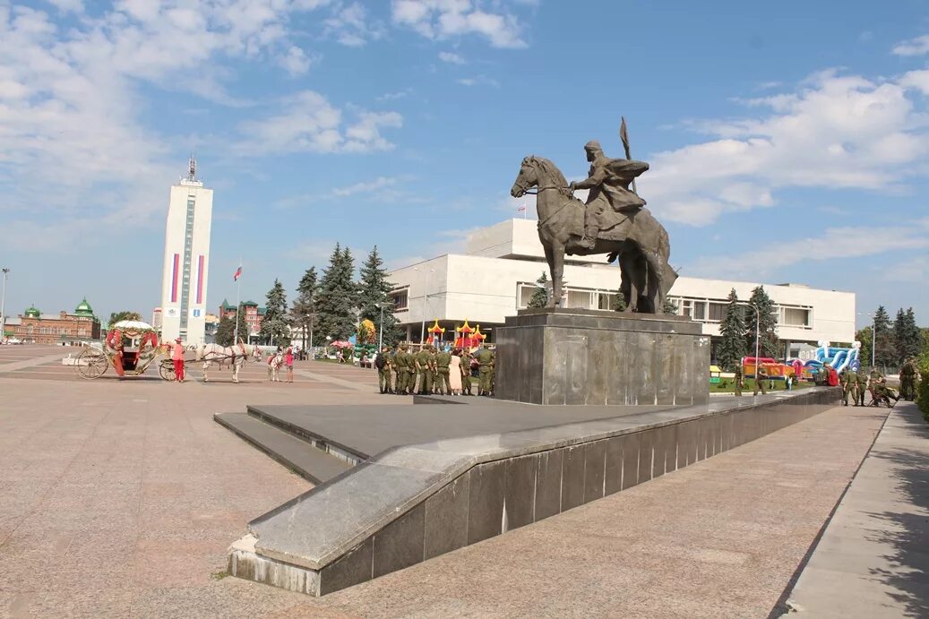 Россия город ульяновск памятники. Примечательности в Ульяновске. Памятники города Ульяновска. Памятник г Ульяновск. Главная достопримечательность Ульяновска.