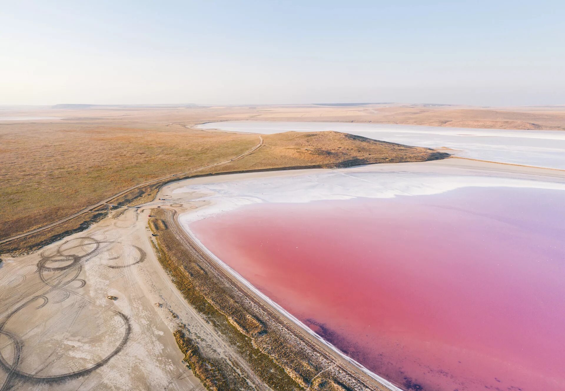 Розовый водоем в крыму. Кояшское озеро Керчь. Опукский заповедник Кояшское озеро. Кояшское розовое озеро в Крыму. Опукский заповедник розовое озеро.