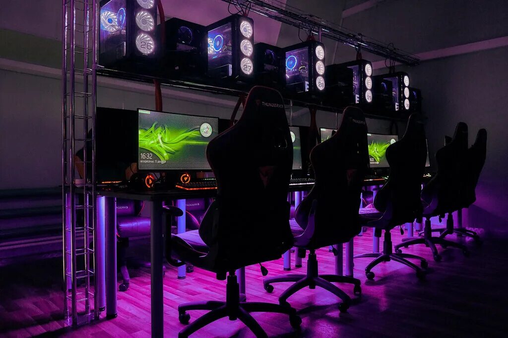 Мебель для интернет кафе. Интернет кафе работает. Интерьер интернет кафе. Бизнес интернет кафе. Люди в интернет кафе.