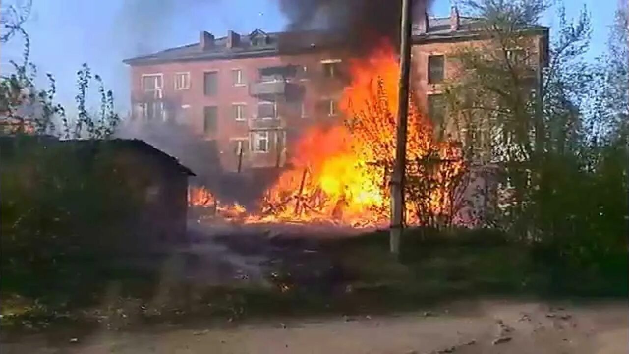 Погода в кузнецком сейчас. Пожар в Ленинске Кузнецком. Пожары Ленинск Кузнецкий. Пожар в Ленинске Кузнецком 08052023. Ленинск Кузнецкий округ пожар в Красном.