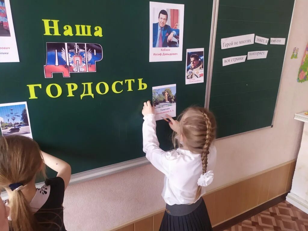 Счастливые школьники. Дети в классе. Класс с учениками. Школьники в классе. Школьный класс с у ениками.